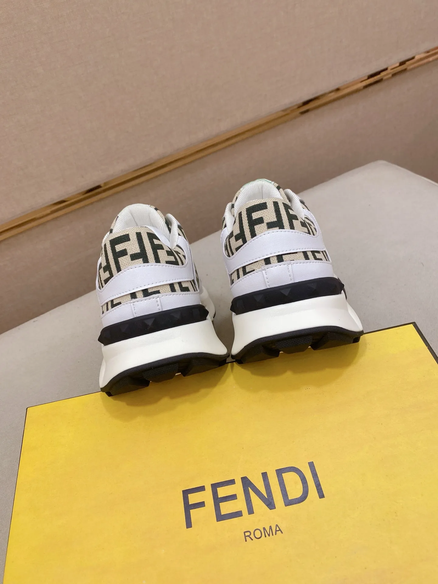 Men's shoes 💰 462💰 (fendi) New style 👊🏻 upper 🇮🇹 imported cowhide fabric 🇩🇪 lining imported sheepskin lining. The original outsole is molded to highlight the identity of every man, and the upper foot is elegant and stable🚶🏻🚶🏻The high-end custom counters reproduce the original version📯No matter the wind or rain, the shoe last remains unchanged and can withstand the verification of time🔍️,🔵 Size: 38-44